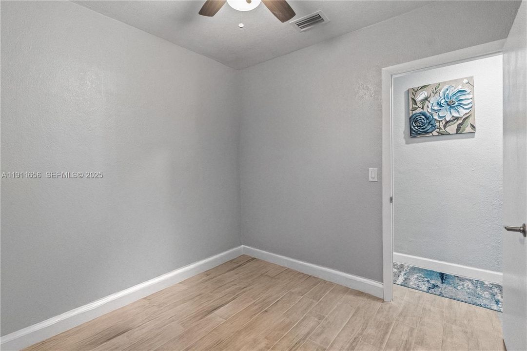 Под контрактом: $365,000 (3 спален, 1 ванн, 936 Квадратных фут)