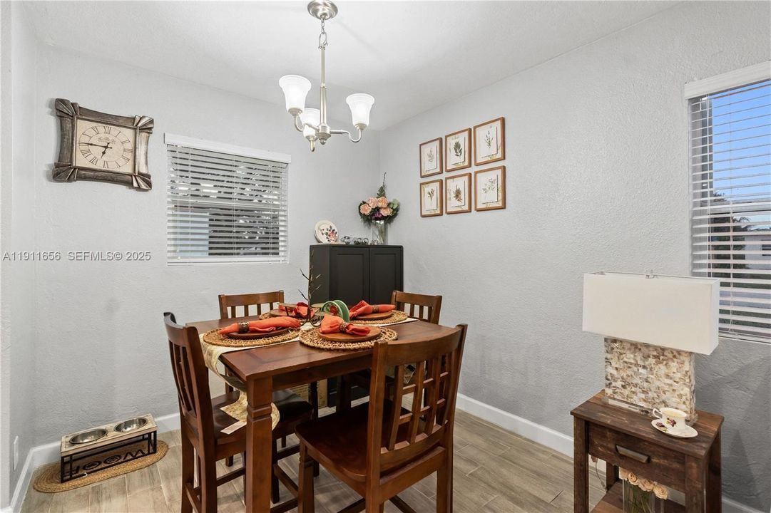 Под контрактом: $365,000 (3 спален, 1 ванн, 936 Квадратных фут)