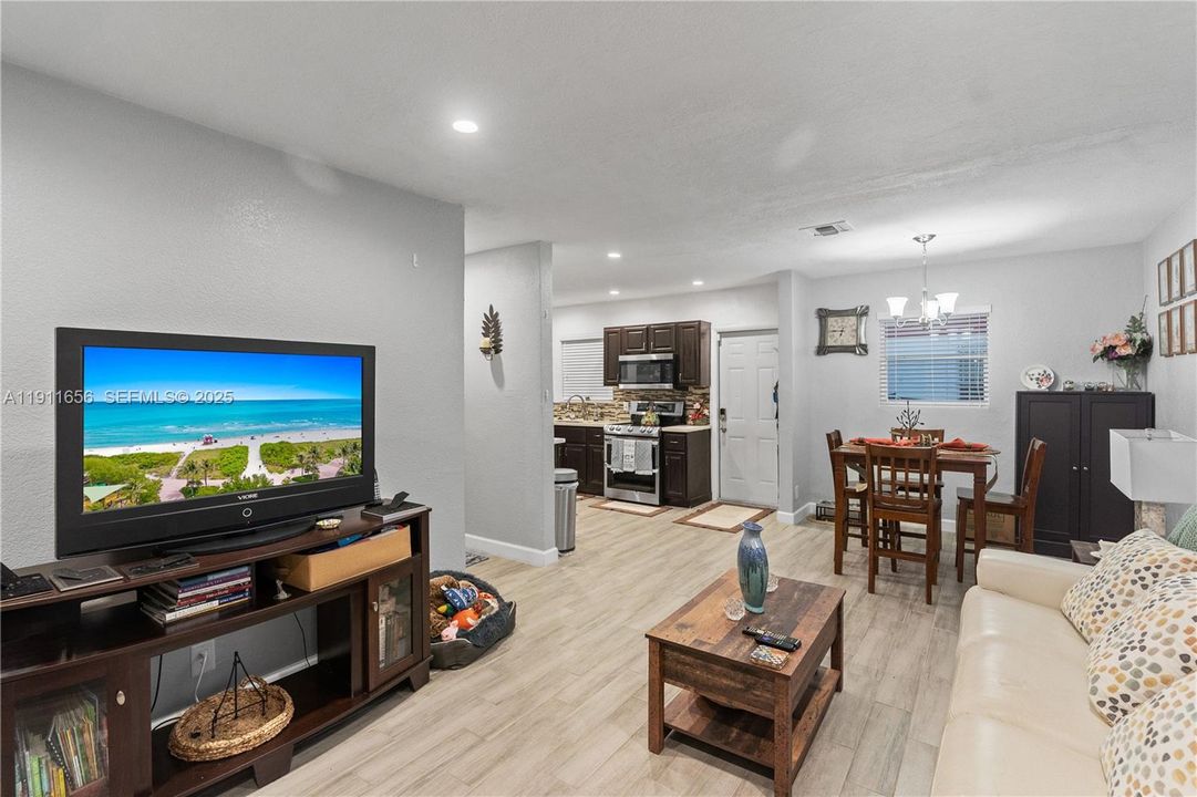 Под контрактом: $365,000 (3 спален, 1 ванн, 936 Квадратных фут)