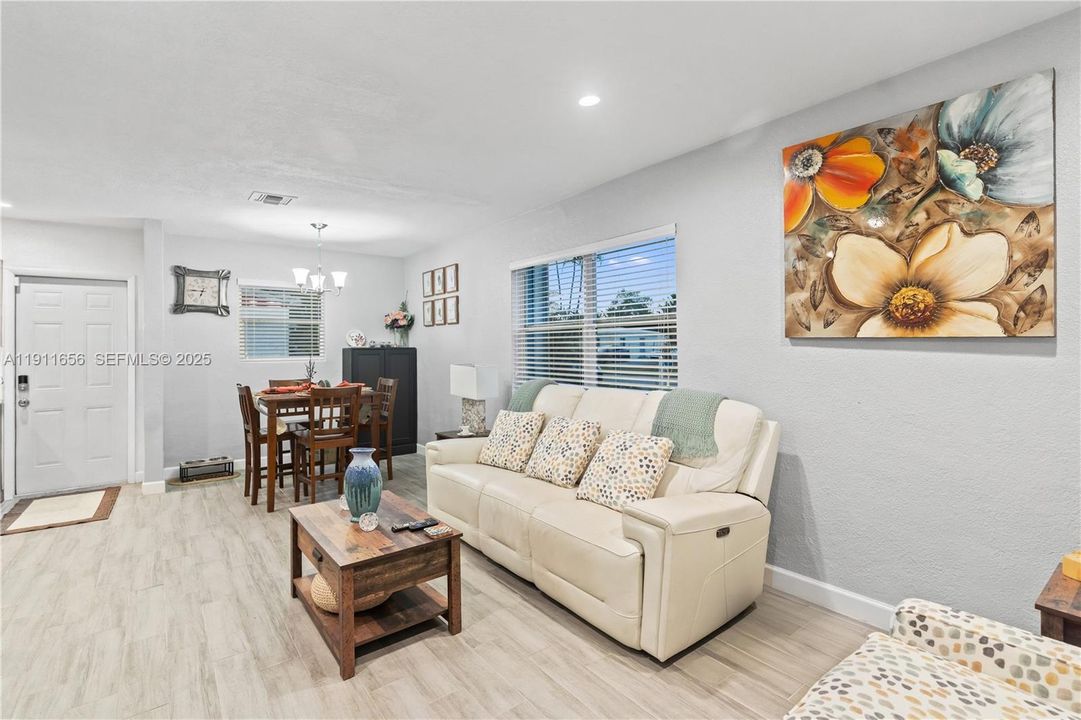 Под контрактом: $365,000 (3 спален, 1 ванн, 936 Квадратных фут)