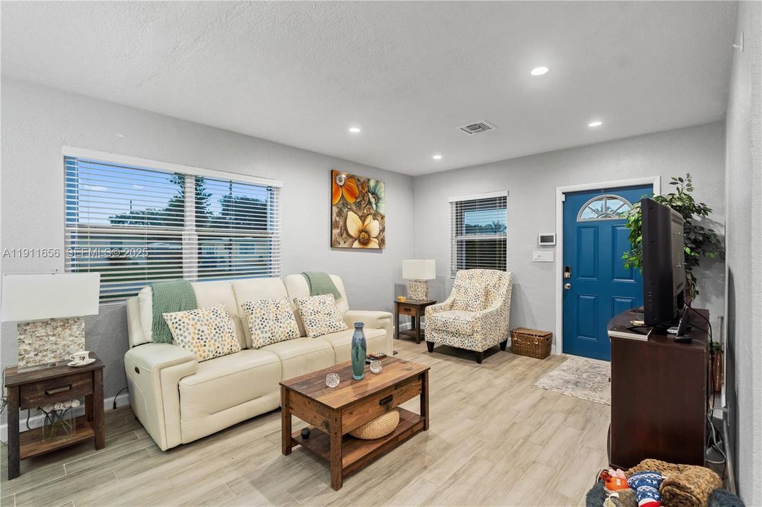 Под контрактом: $365,000 (3 спален, 1 ванн, 936 Квадратных фут)