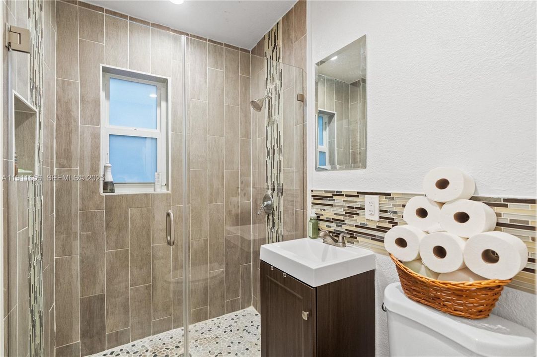 Под контрактом: $365,000 (3 спален, 1 ванн, 936 Квадратных фут)