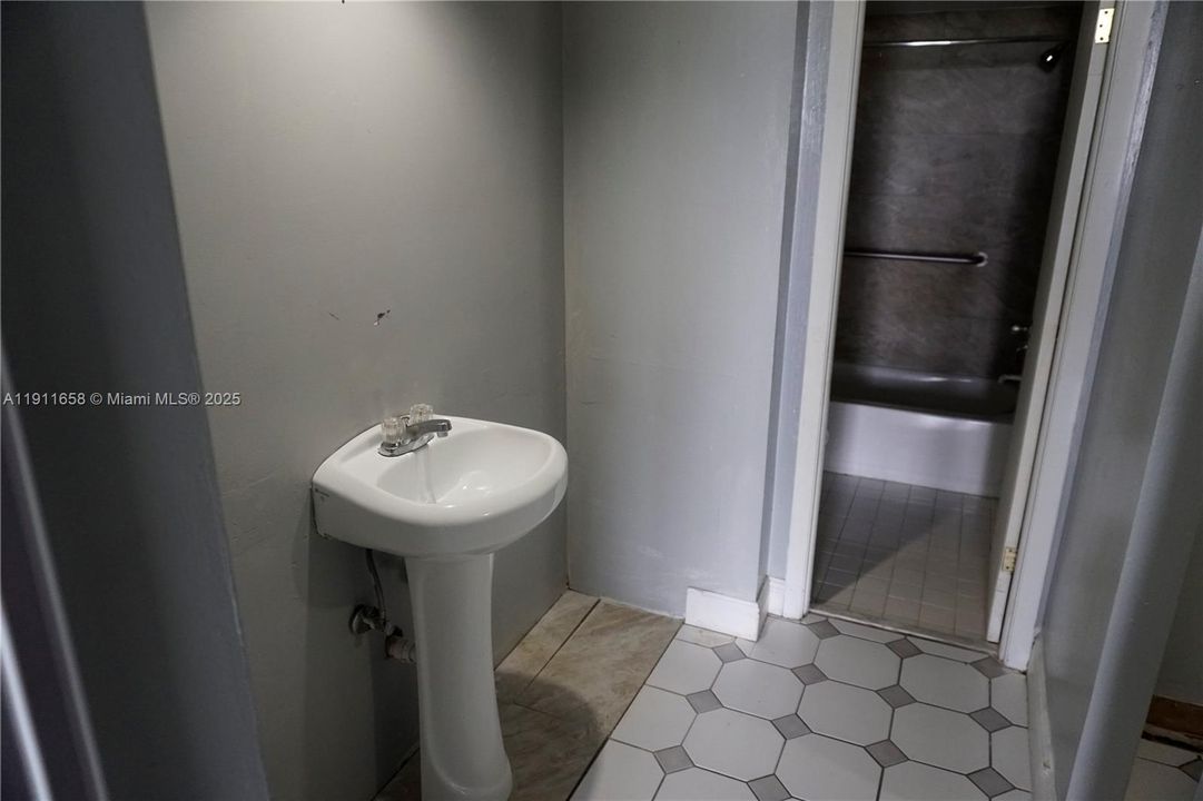 For Sale: $100,000 (1 beds, 1 baths, 808 Square Feet)