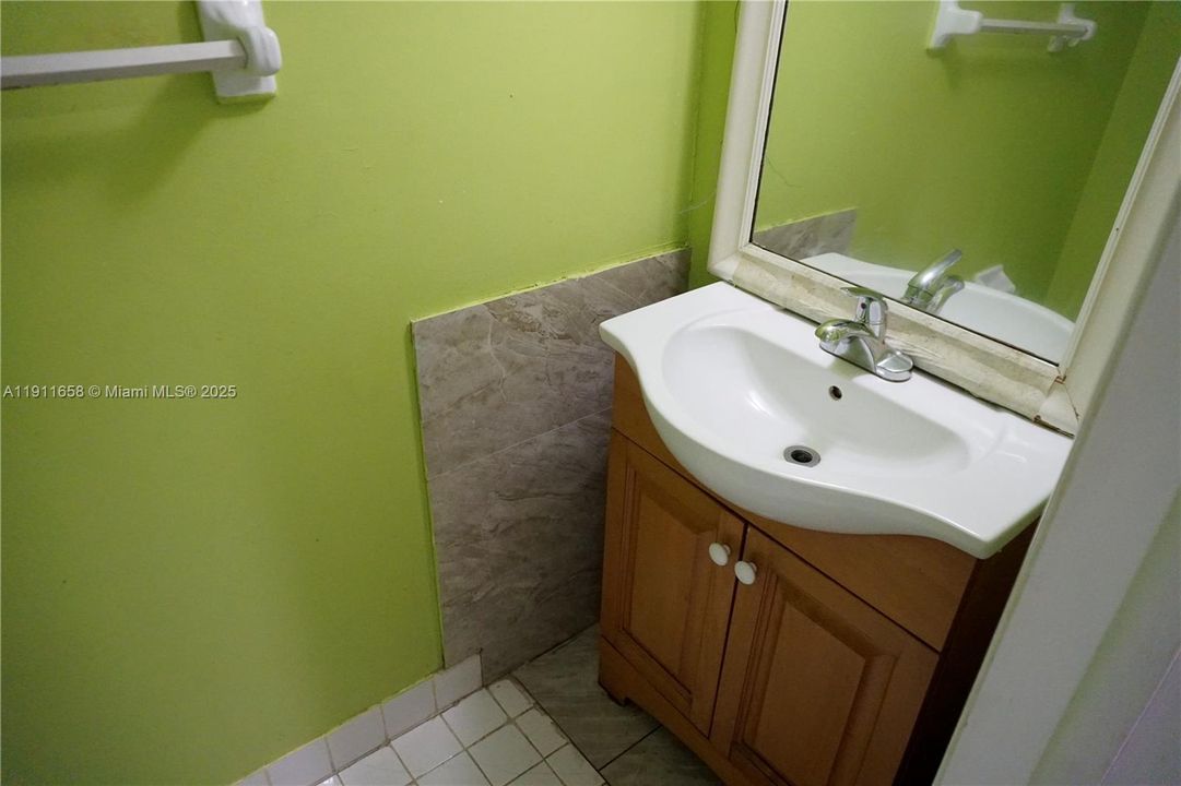 For Sale: $100,000 (1 beds, 1 baths, 808 Square Feet)