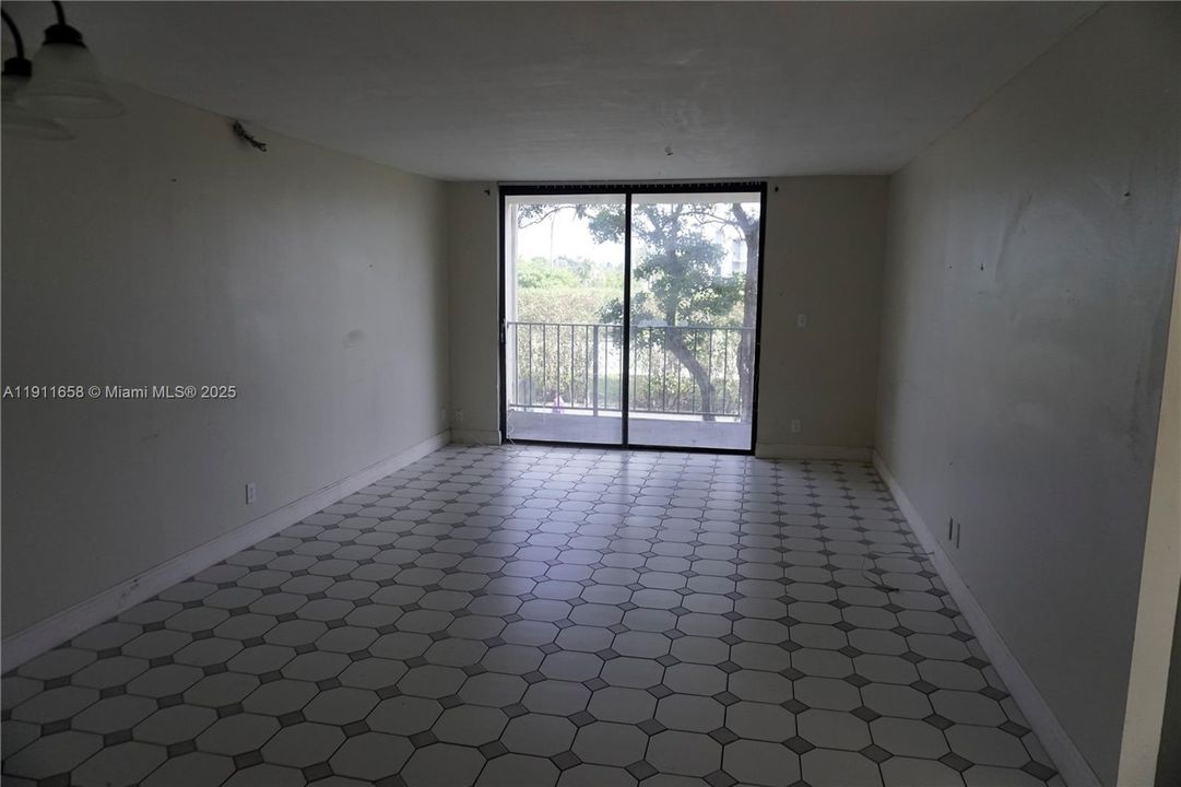 For Sale: $100,000 (1 beds, 1 baths, 808 Square Feet)