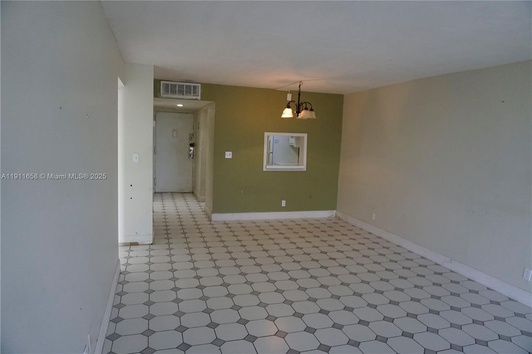 For Sale: $100,000 (1 beds, 1 baths, 808 Square Feet)