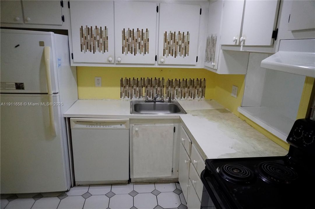 For Sale: $100,000 (1 beds, 1 baths, 808 Square Feet)