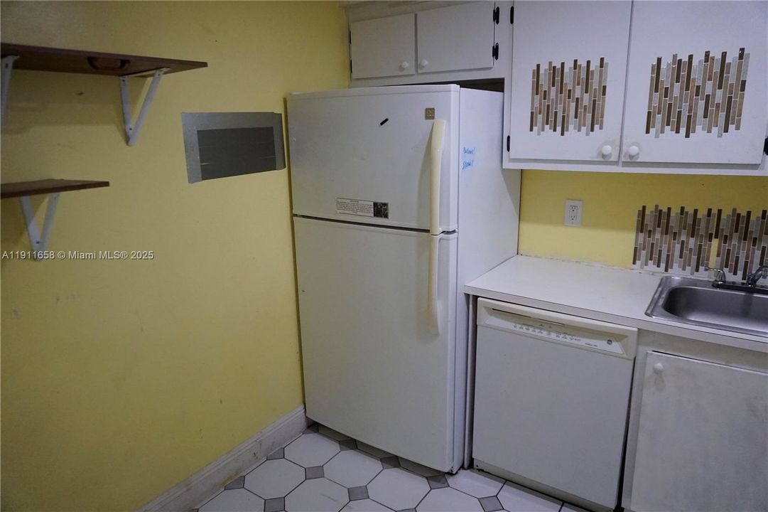 For Sale: $100,000 (1 beds, 1 baths, 808 Square Feet)