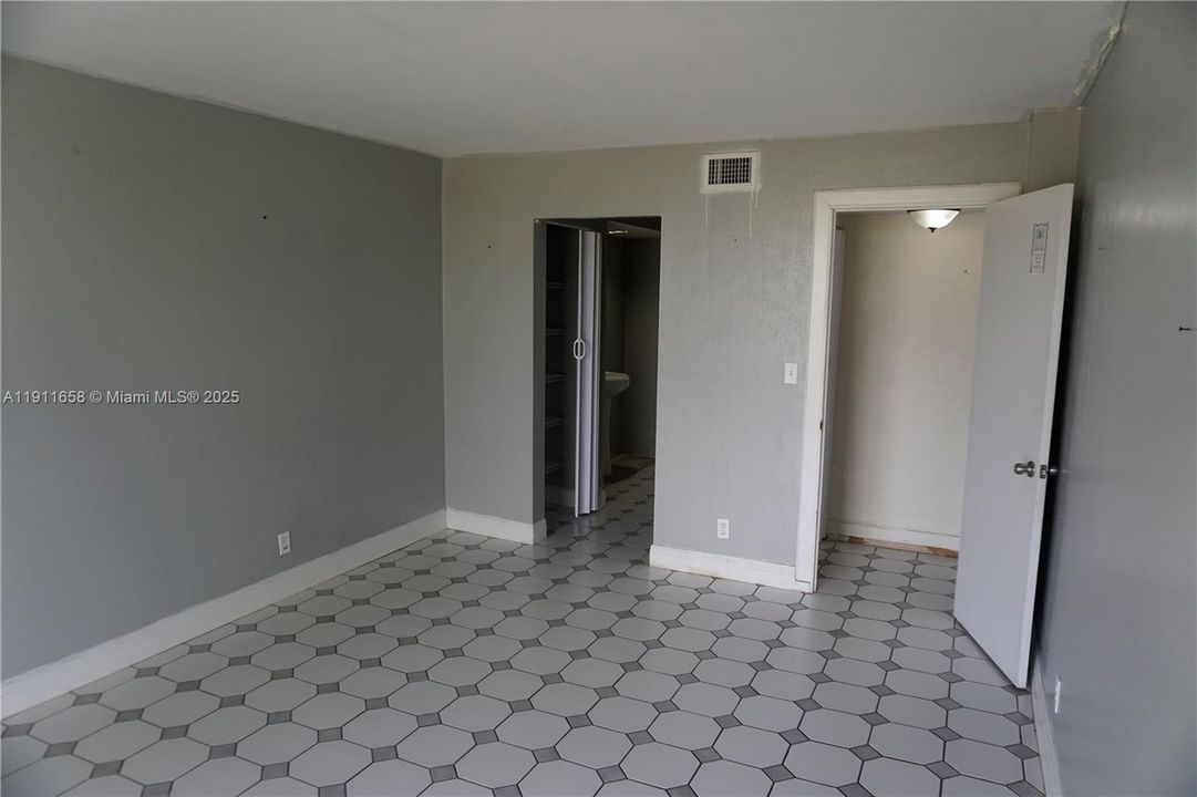 For Sale: $100,000 (1 beds, 1 baths, 808 Square Feet)