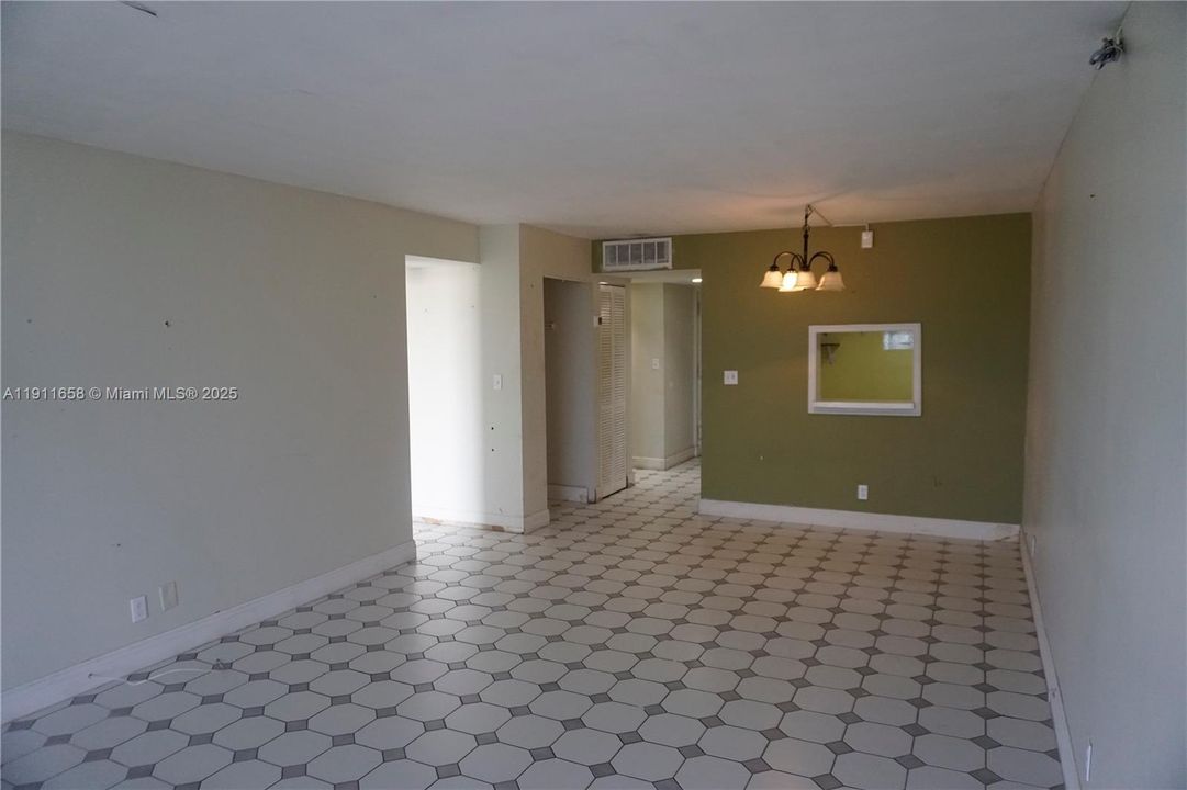 For Sale: $100,000 (1 beds, 1 baths, 808 Square Feet)