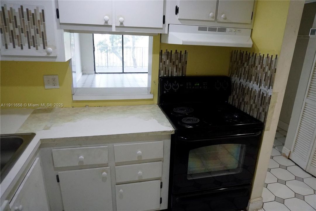 For Sale: $100,000 (1 beds, 1 baths, 808 Square Feet)