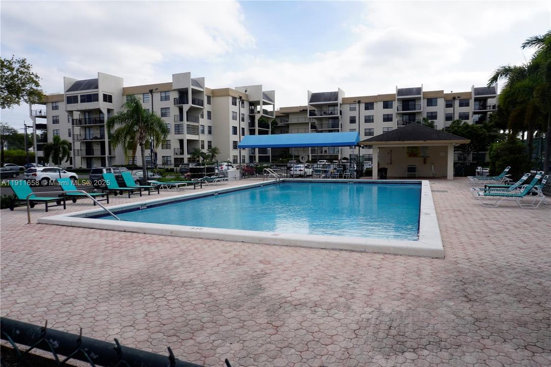 For Sale: $100,000 (1 beds, 1 baths, 808 Square Feet)