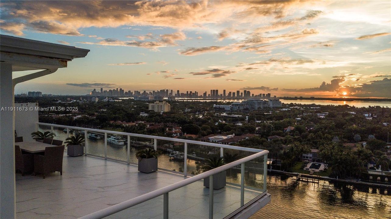 待售: $4,500,000 (3 贝兹, 4 浴室, 2594 平方英尺)