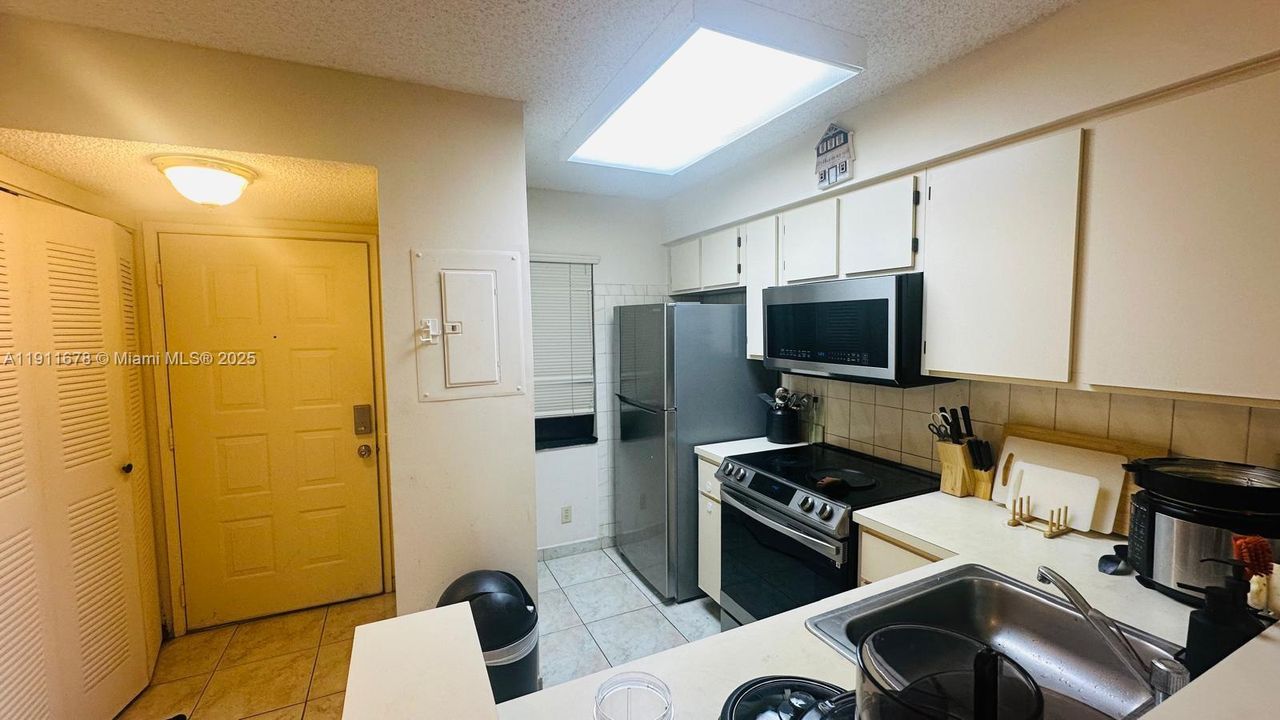 For Rent: $1,900 (2 beds, 2 baths, 825 Square Feet)