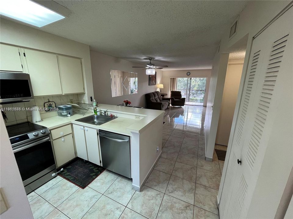 For Rent: $1,900 (2 beds, 2 baths, 825 Square Feet)