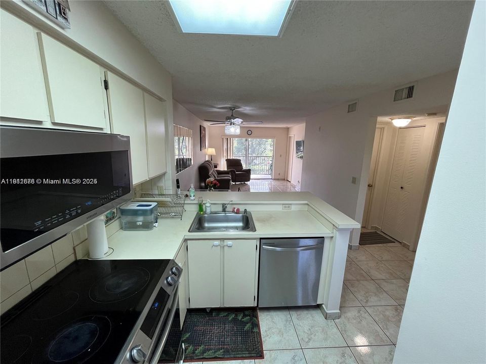 For Rent: $1,900 (2 beds, 2 baths, 825 Square Feet)