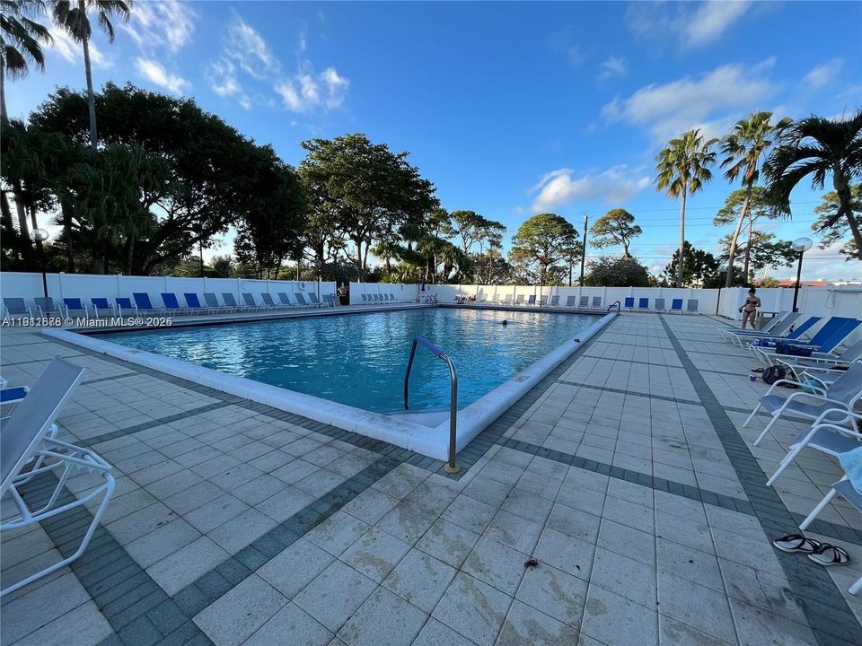 For Rent: $1,900 (2 beds, 2 baths, 825 Square Feet)