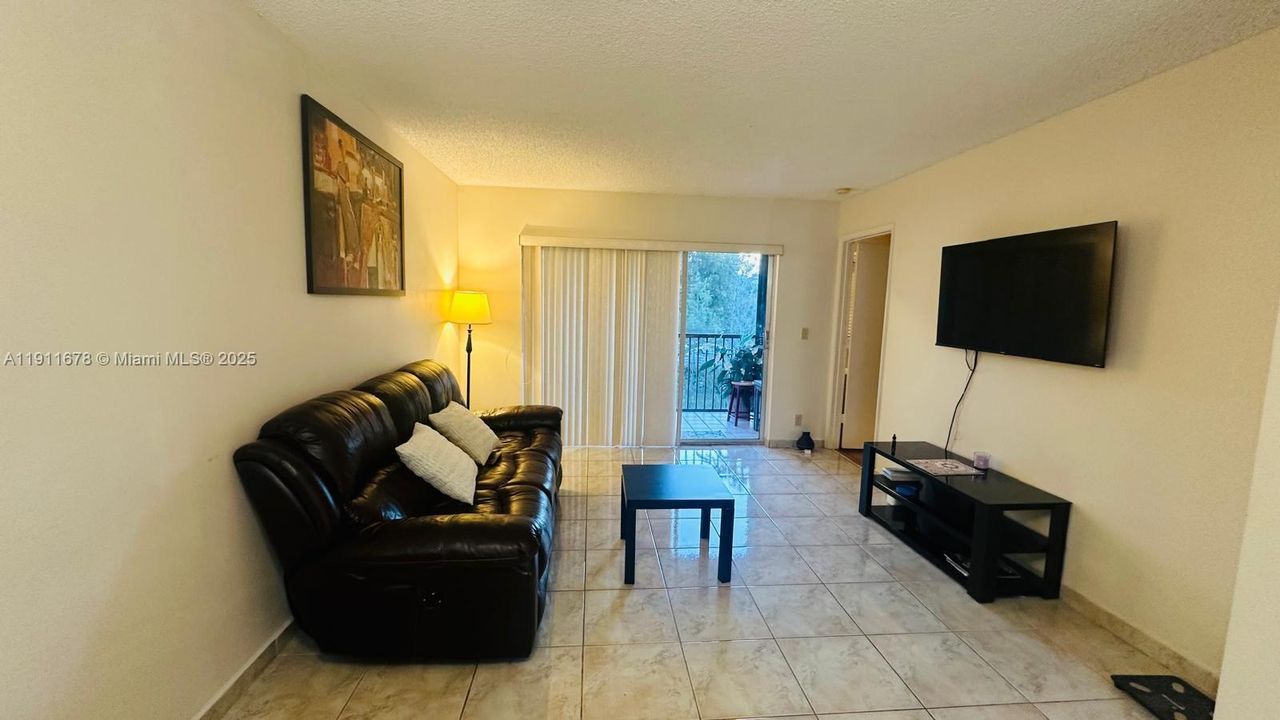 For Rent: $1,900 (2 beds, 2 baths, 825 Square Feet)