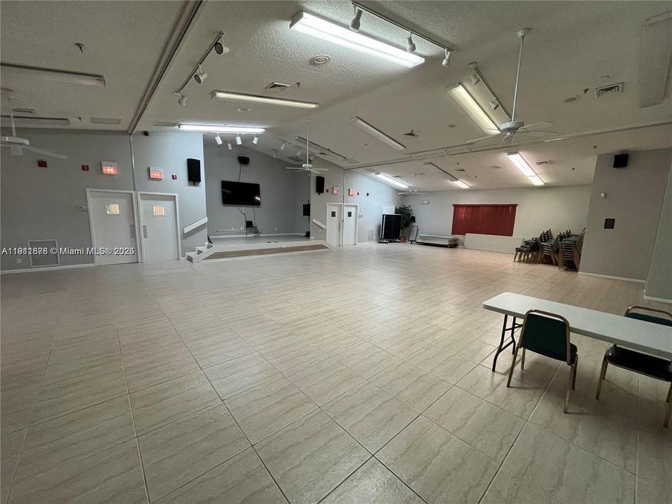 For Rent: $1,900 (2 beds, 2 baths, 825 Square Feet)