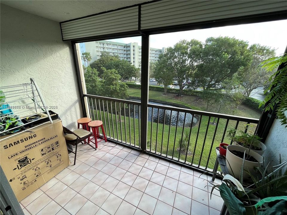 For Rent: $1,900 (2 beds, 2 baths, 825 Square Feet)