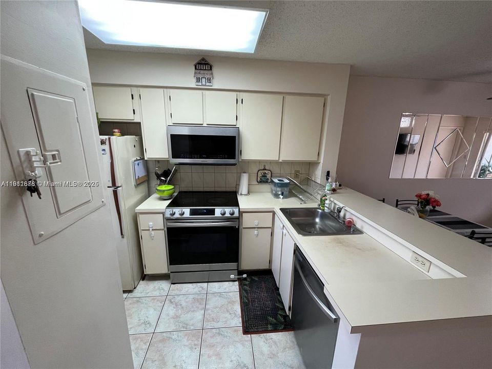 For Rent: $1,900 (2 beds, 2 baths, 825 Square Feet)