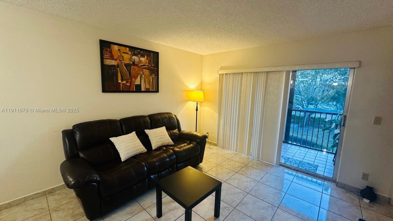 For Rent: $1,900 (2 beds, 2 baths, 825 Square Feet)