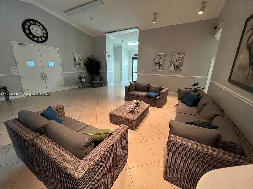 For Rent: $1,900 (2 beds, 2 baths, 825 Square Feet)