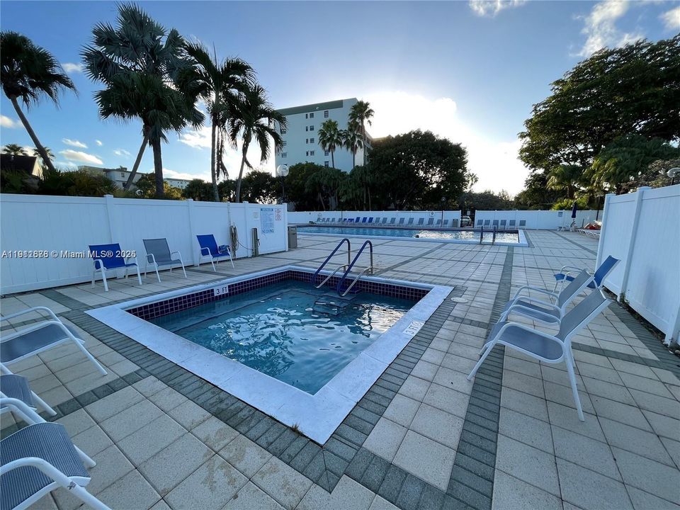 For Rent: $1,900 (2 beds, 2 baths, 825 Square Feet)