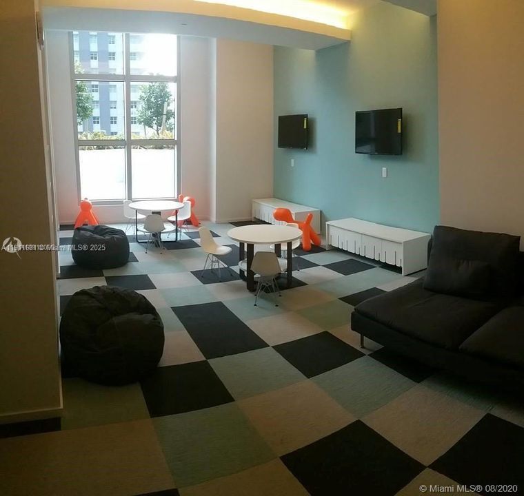 For Sale: $810,000 (2 beds, 2 baths, 1195 Square Feet)