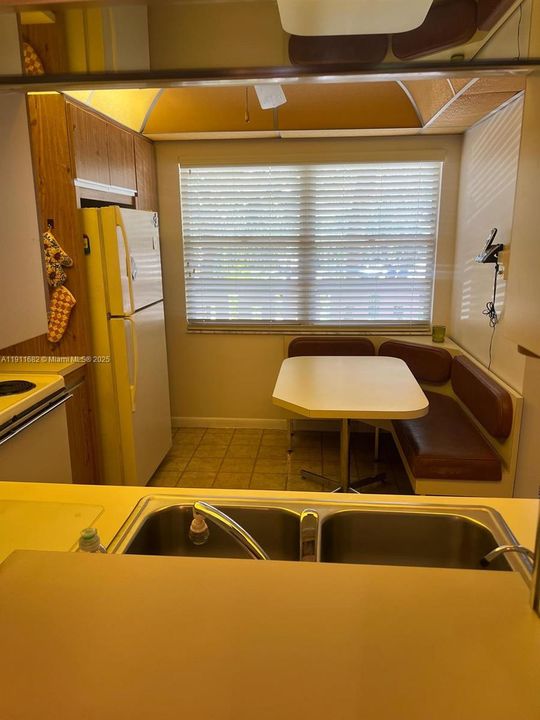 For Sale: $122,000 (2 beds, 2 baths, 1156 Square Feet)