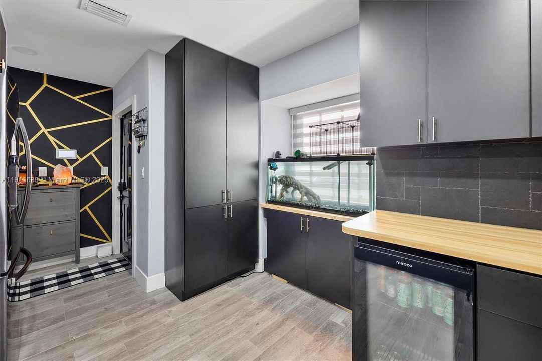 Active With Contract: $2,400 (2 beds, 1 baths, 738 Square Feet)