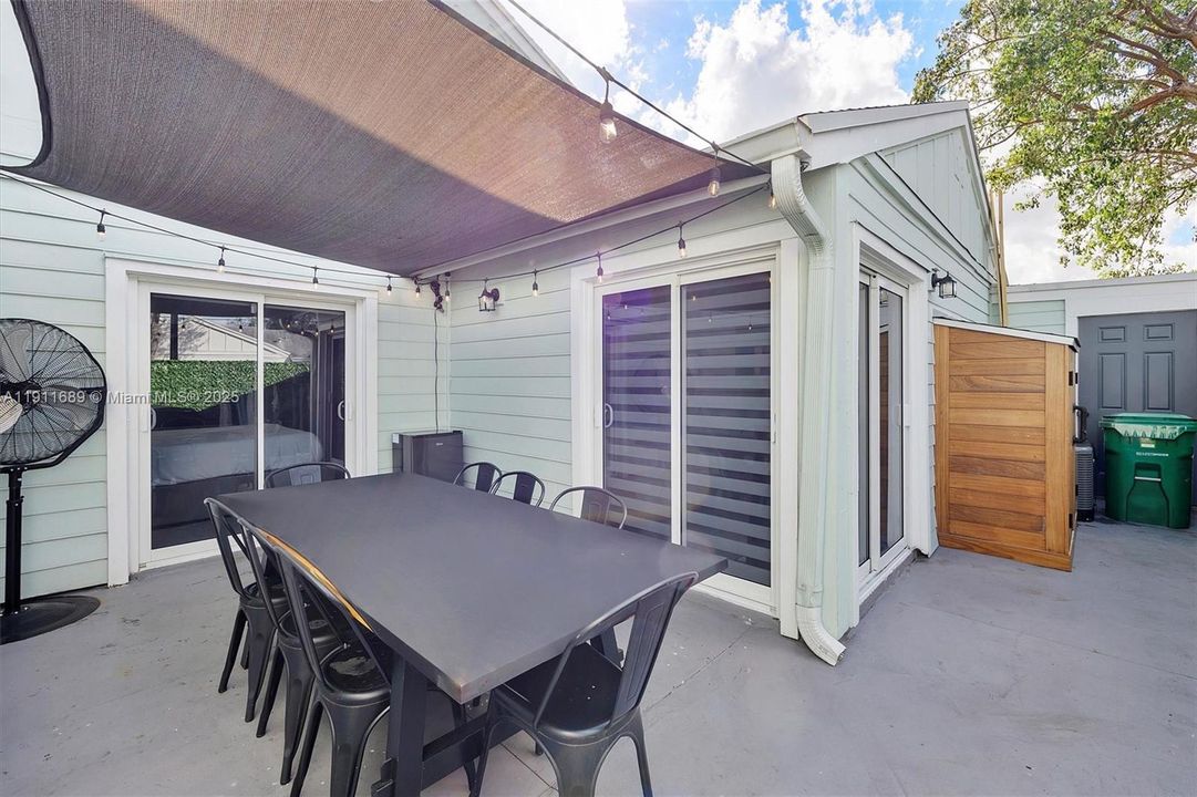 Active With Contract: $2,400 (2 beds, 1 baths, 738 Square Feet)