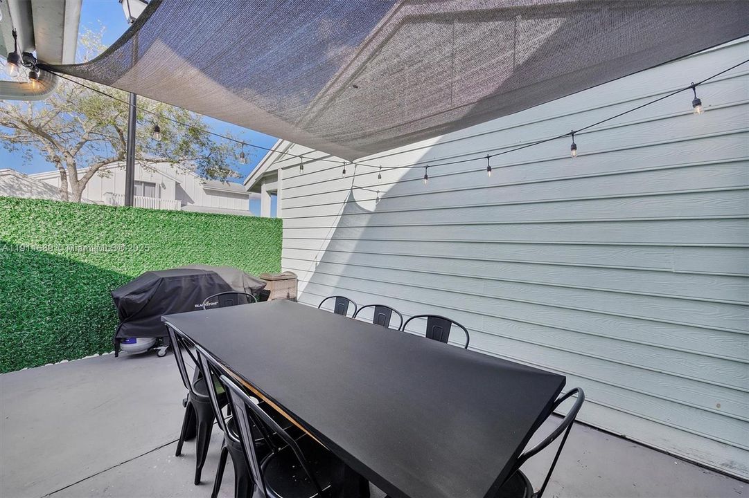 Active With Contract: $2,400 (2 beds, 1 baths, 738 Square Feet)