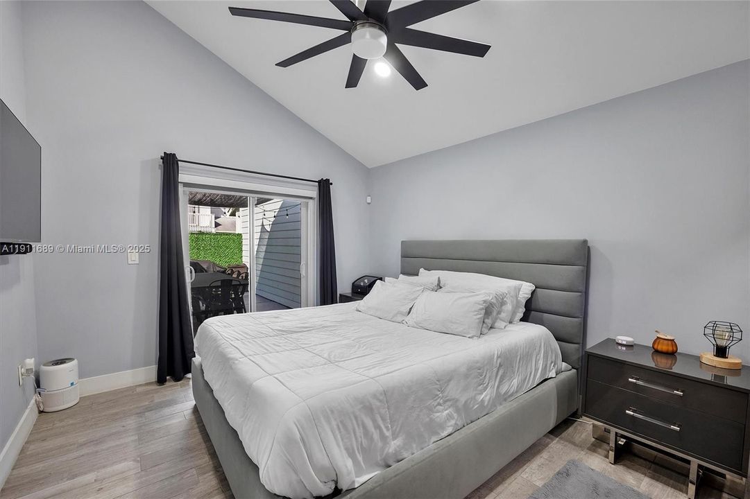 Active With Contract: $2,400 (2 beds, 1 baths, 738 Square Feet)