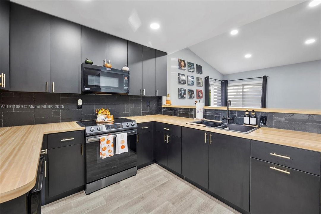 Active With Contract: $2,400 (2 beds, 1 baths, 738 Square Feet)