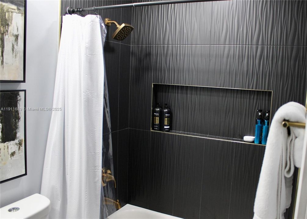 Active With Contract: $2,400 (2 beds, 1 baths, 738 Square Feet)