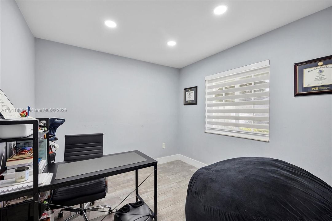 Active With Contract: $2,400 (2 beds, 1 baths, 738 Square Feet)