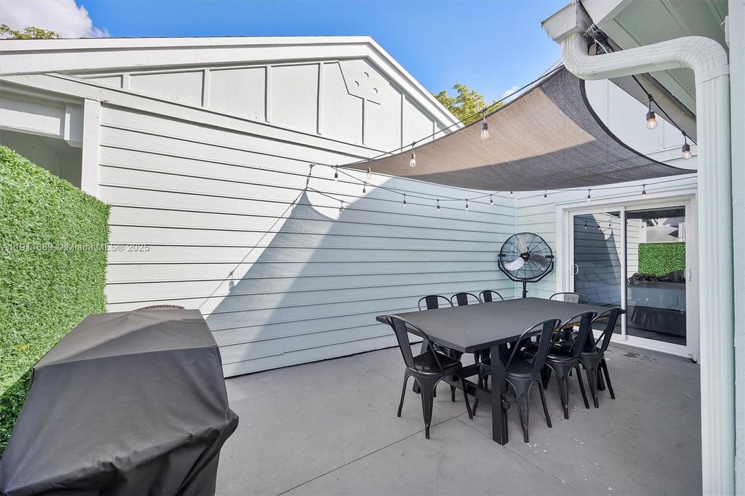 Active With Contract: $2,400 (2 beds, 1 baths, 738 Square Feet)