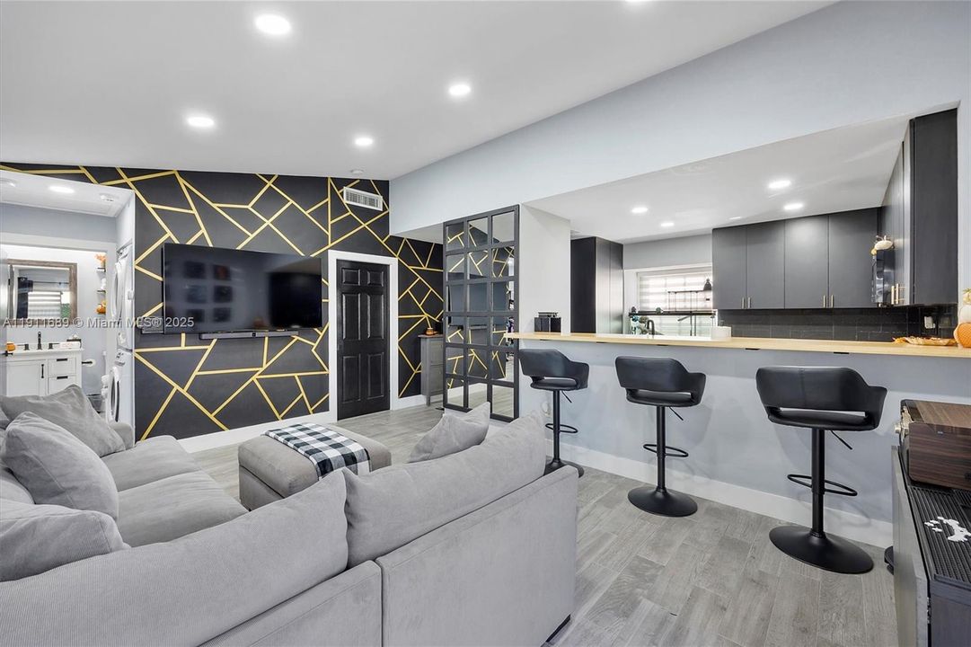 Active With Contract: $2,400 (2 beds, 1 baths, 738 Square Feet)