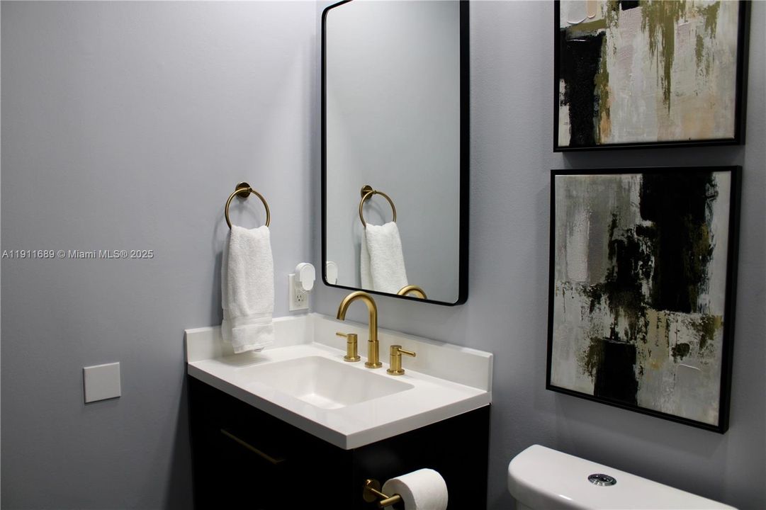 Active With Contract: $2,400 (2 beds, 1 baths, 738 Square Feet)