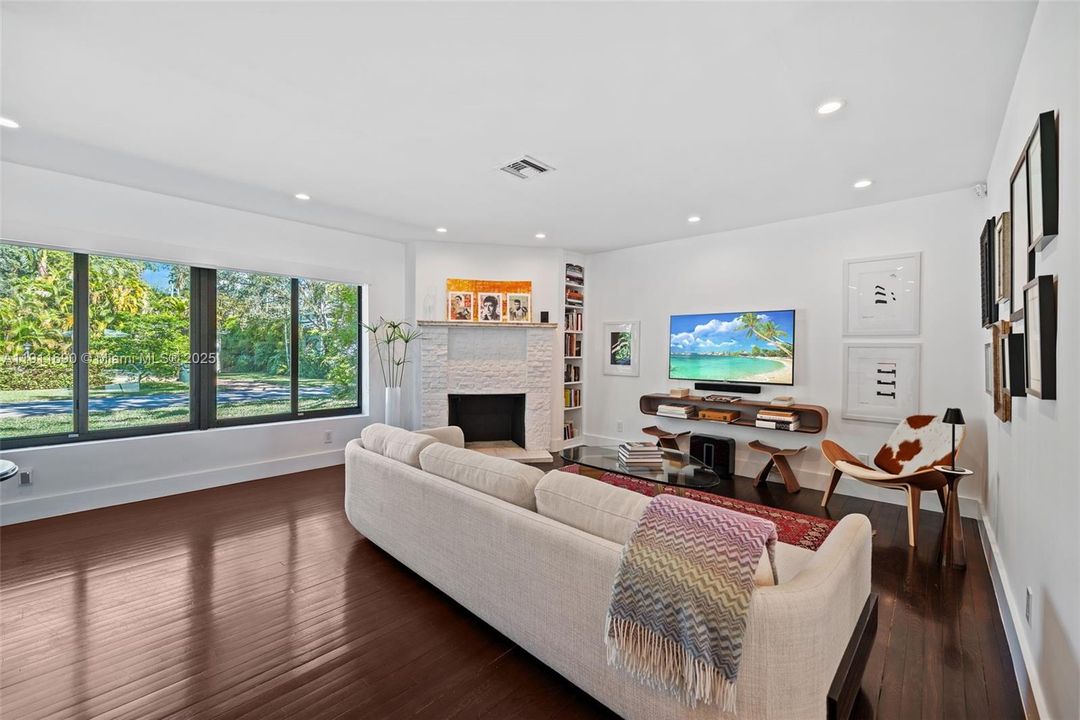 Active With Contract: $2,090,000 (3 beds, 3 baths, 1658 Square Feet)