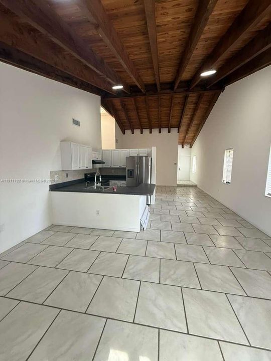 合同活跃: $2,300 (3 贝兹, 2 浴室, 1570 平方英尺)