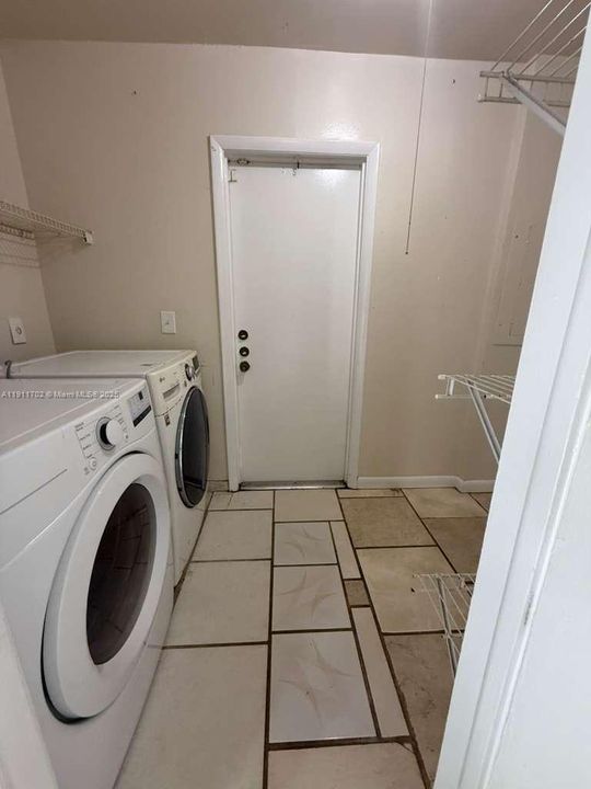 合同活跃: $2,300 (3 贝兹, 2 浴室, 1570 平方英尺)