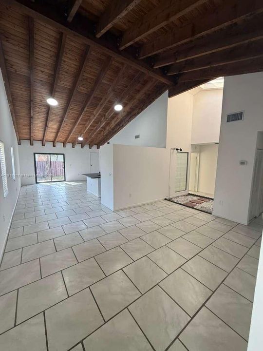 合同活跃: $2,300 (3 贝兹, 2 浴室, 1570 平方英尺)