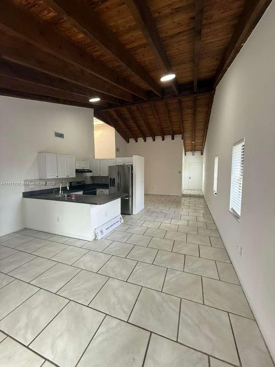 合同活跃: $2,300 (3 贝兹, 2 浴室, 1570 平方英尺)