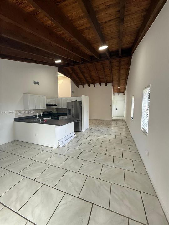 合同活跃: $2,300 (3 贝兹, 2 浴室, 1570 平方英尺)