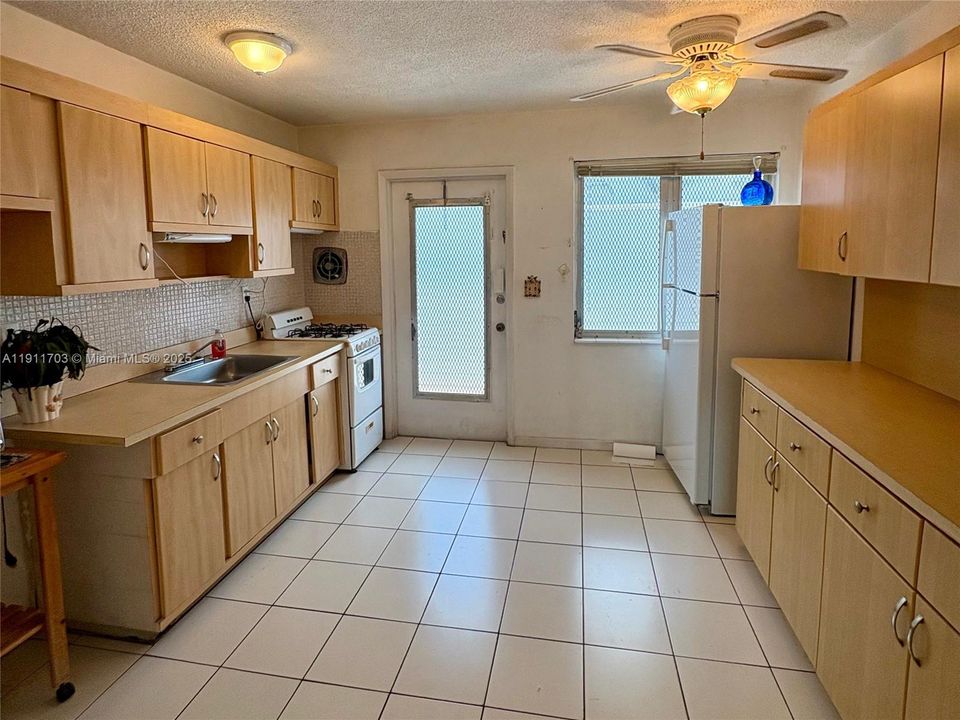 Под контрактом: $175,000 (0 спален, 1 ванн, 430 Квадратных фут)