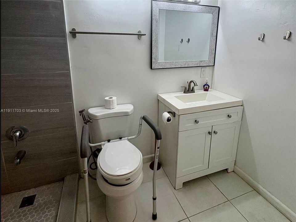 Под контрактом: $175,000 (0 спален, 1 ванн, 430 Квадратных фут)