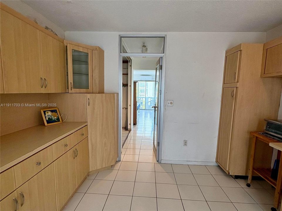 Под контрактом: $175,000 (0 спален, 1 ванн, 430 Квадратных фут)