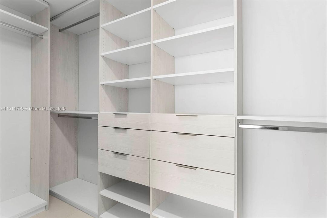 For Sale: $1,580,000 (3 beds, 3 baths, 1526 Square Feet)